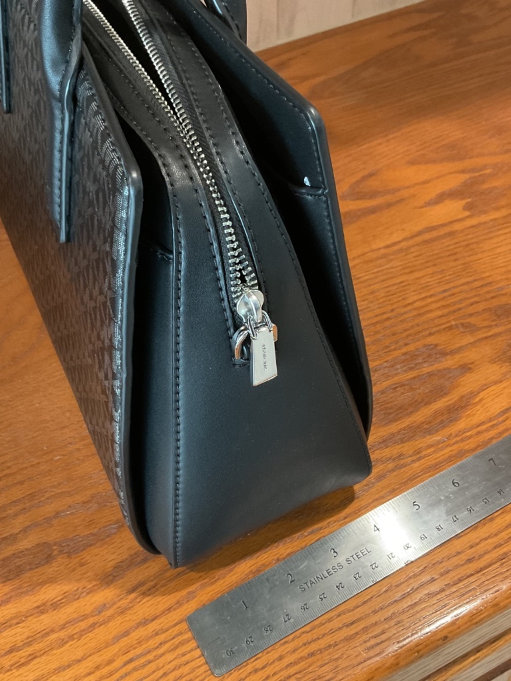 Michael Kors Laila Signature Logo Crossbody Bag NWT - Picture 10 of 11